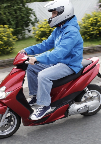 rød scooter