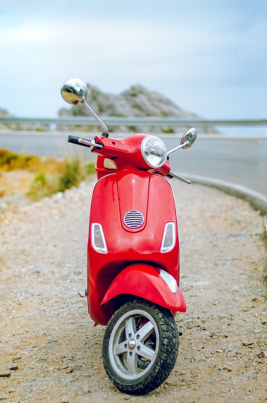 rød scooter