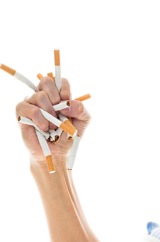 En knytnæve der maser en masse cigaretter.